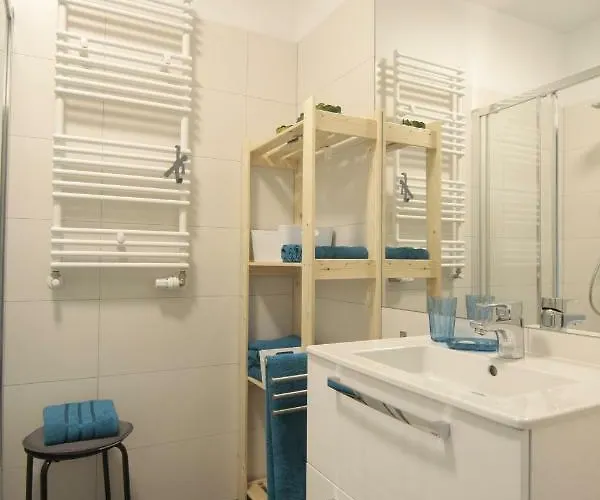 Al-dom Kniewskiego 11 *